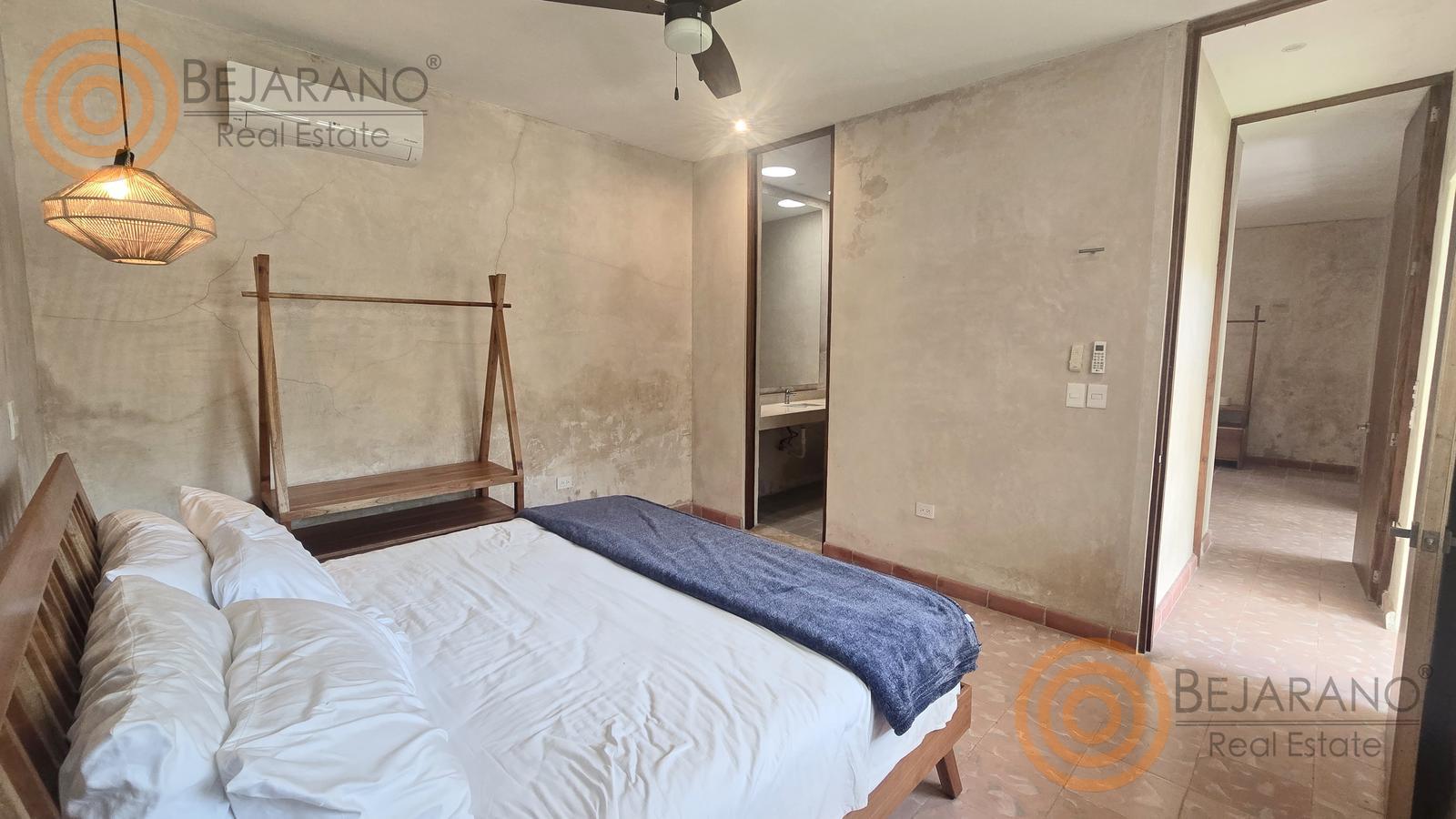 bre-ro-snjuan-28 Habitación con cama, aire acondicionado y baño al fondo
