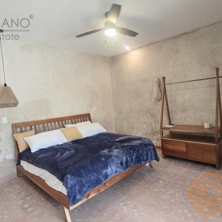 Habitación con cama y ventilador de techo