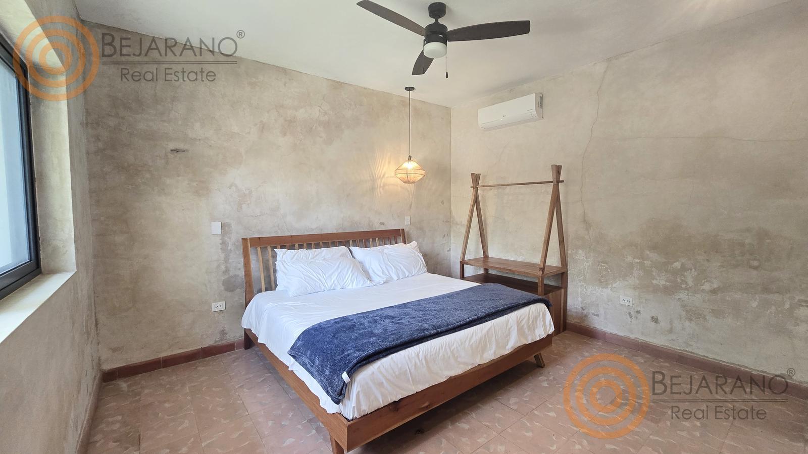 bre-ro-snjuan-30 Habitación con cama y muro de acabado rústico