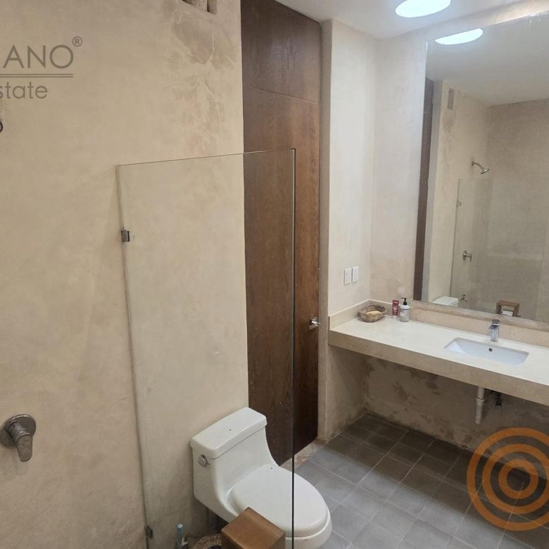 Baño privado con regadera y lavabo