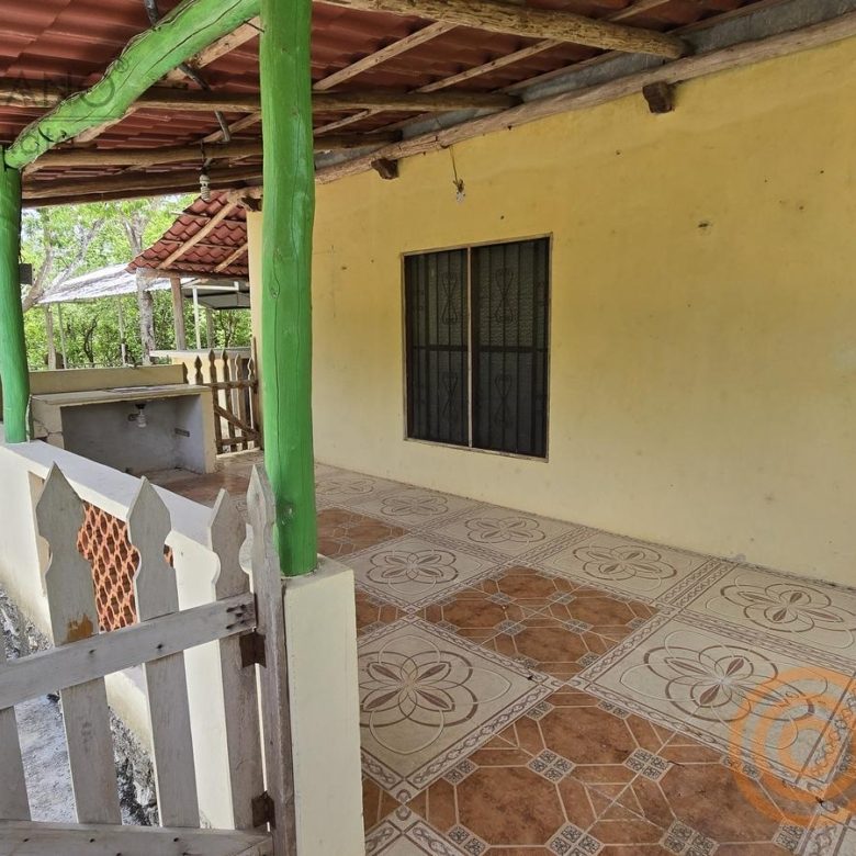 Entrada y terraza de la casa del rancho en Ebtún, Valladolid