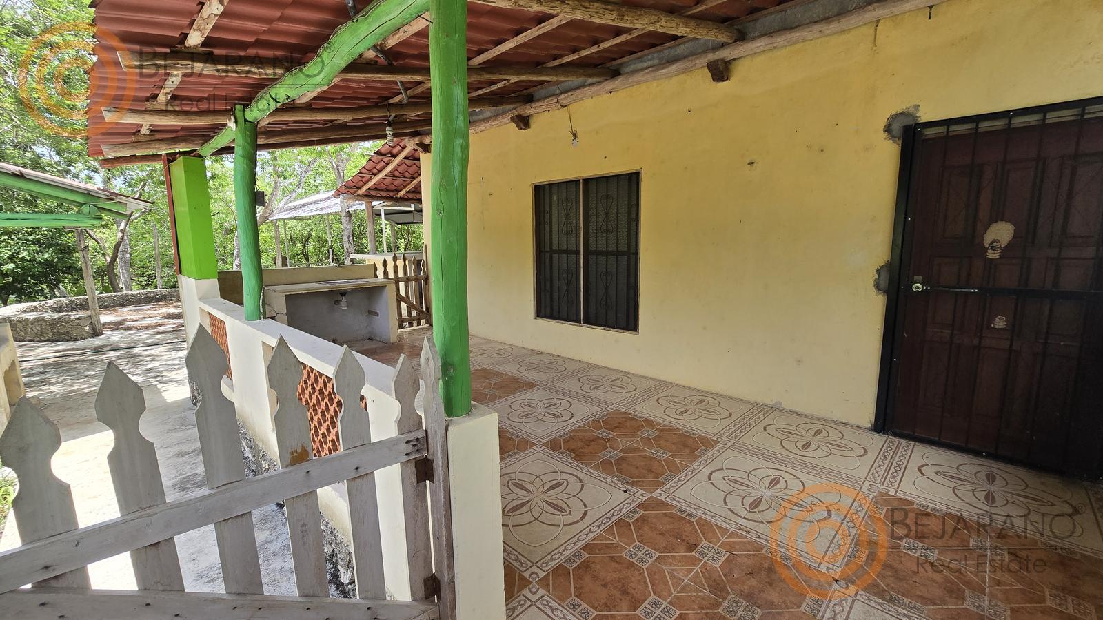 bre-rv-ebtun-06 Entrada y terraza de la casa del rancho en Ebtún, Valladolid
