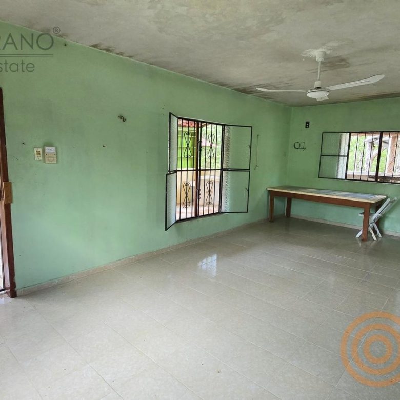 Interior de la casa del rancho: área principal con ventanas