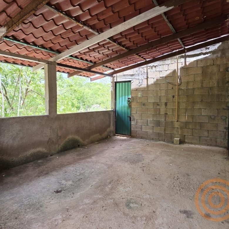 Cobertizo techado con tinaco en el rancho de Ebtún