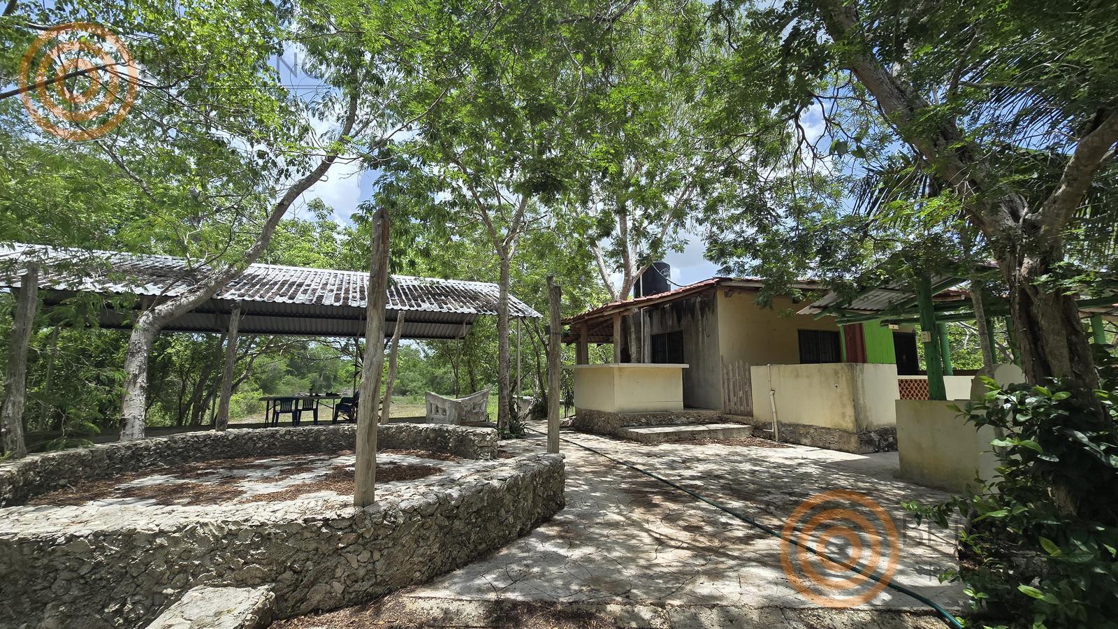 bre-rv-ebtun-11 Área exterior con muro de piedra junto a la casa del rancho