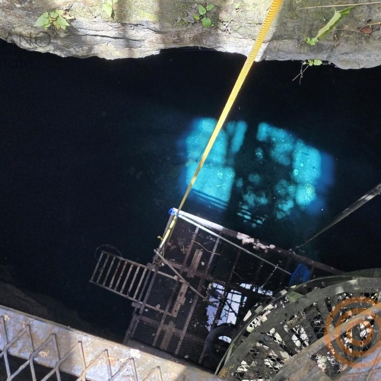 Cenote con plataforma y escaleras de acceso en el rancho de Tixcacalcupul