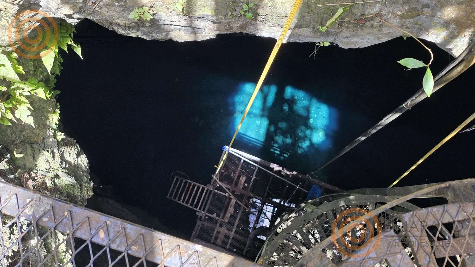 bre-rv-tixcalcupul-380-02 Cenote con plataforma y escaleras de acceso en el rancho de Tixcacalcupul