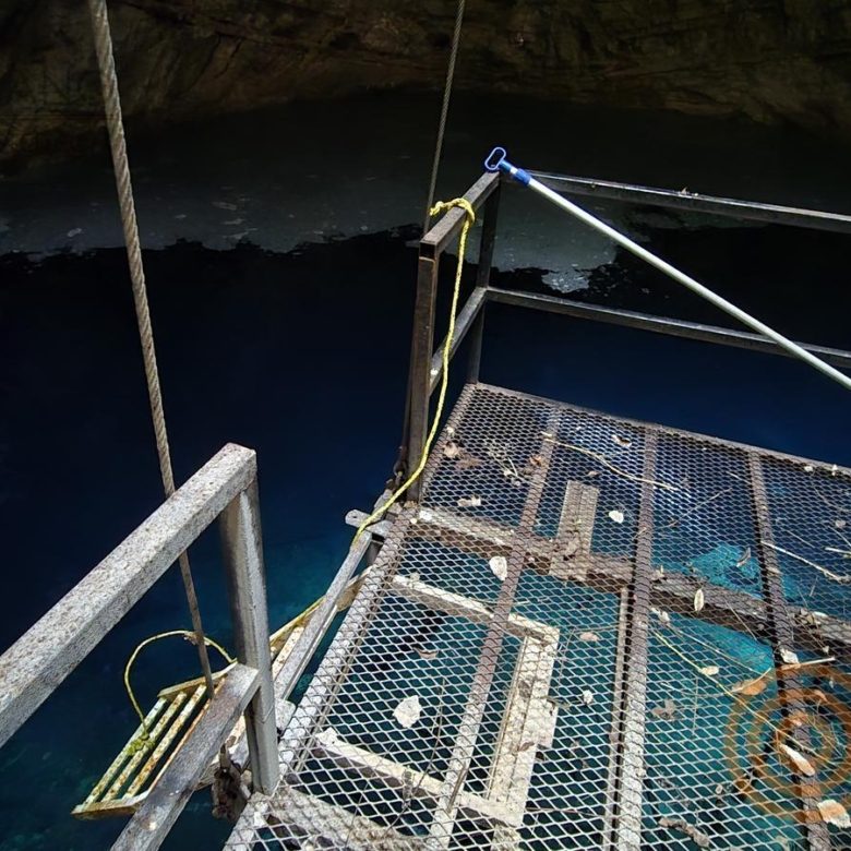 Plataforma metálica sobre el agua del cenote