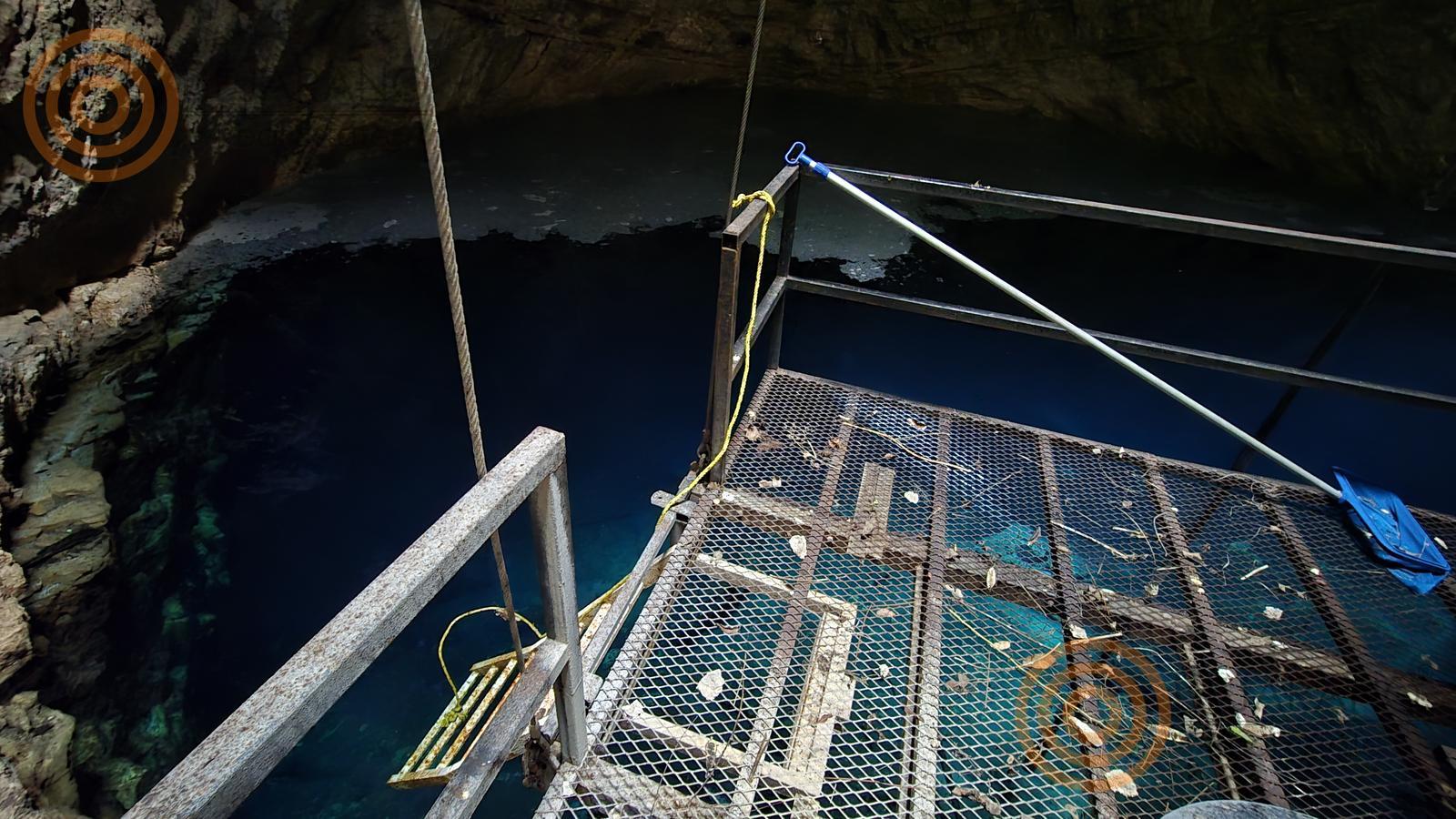 bre-rv-tixcalcupul-380-03 Plataforma metálica sobre el agua del cenote