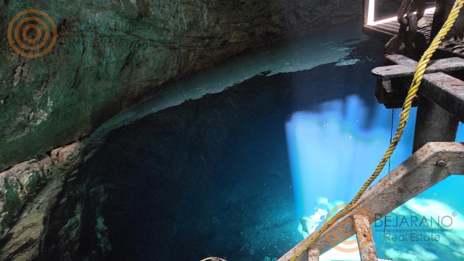 bre-rv-tixcalcupul-380-04 Agua turquesa del cenote con un haz de luz