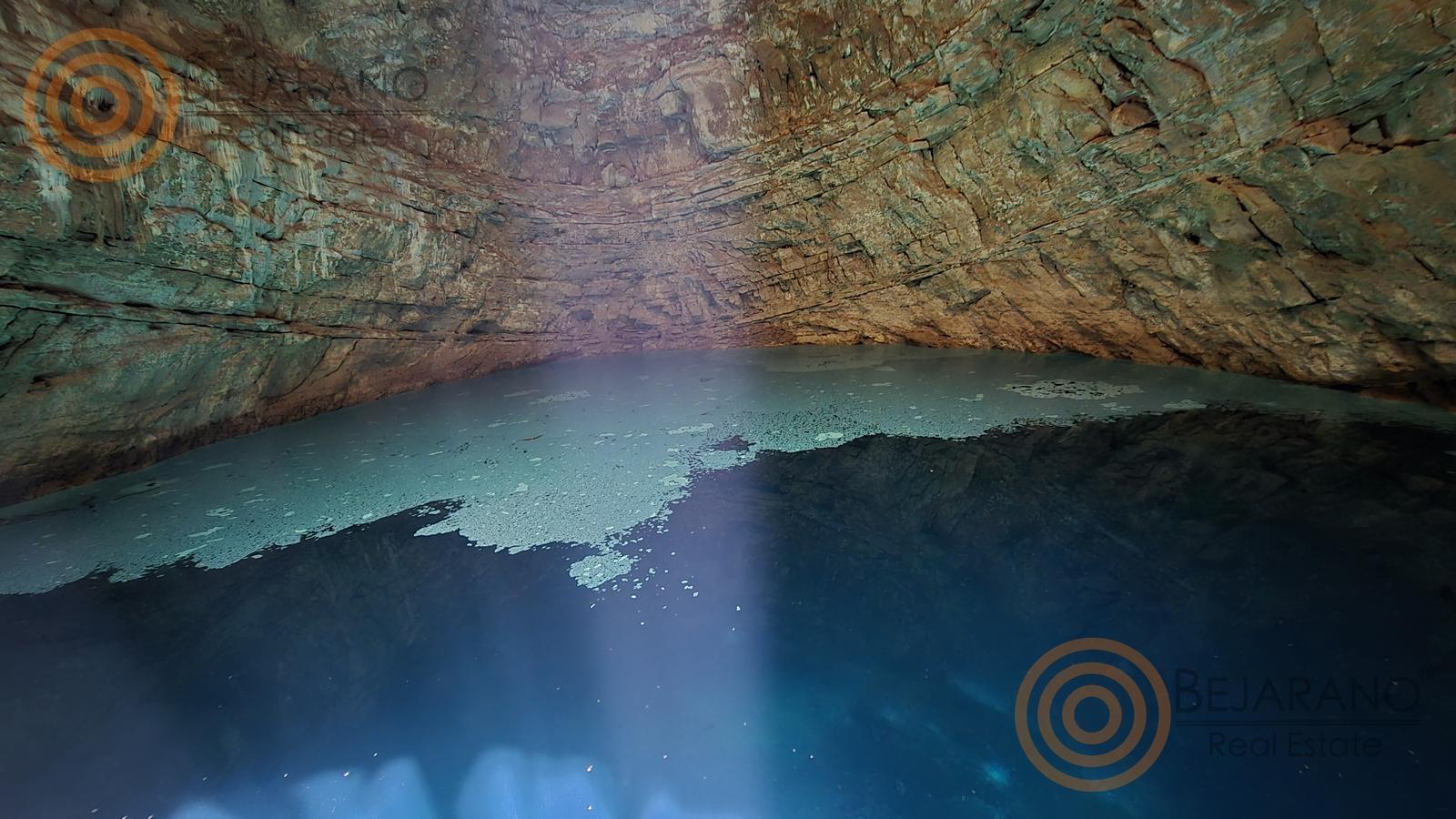 bre-rv-tixcalcupul-380-06 Agua cristalina bajo la bóveda de roca del cenote