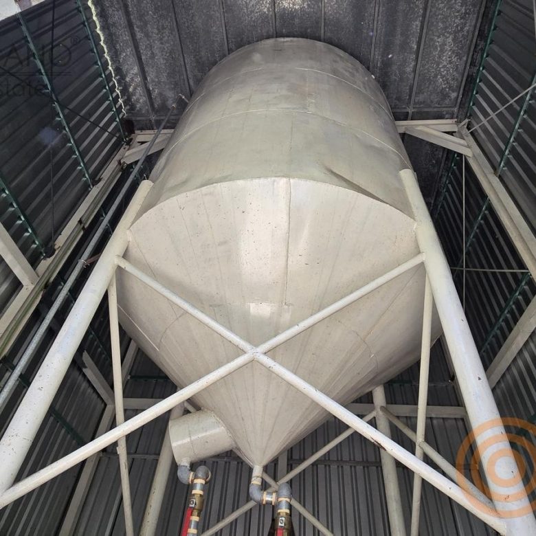 Tanque de agua de la torre de servicios visto desde abajo