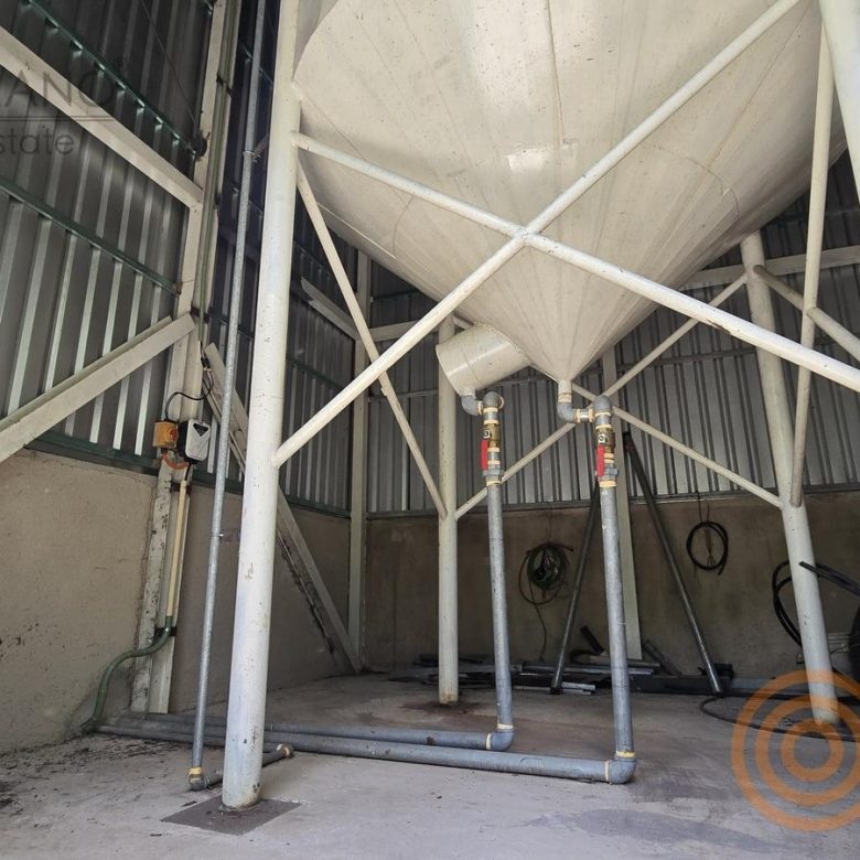 Estructura de la torre de servicios con tanque de agua