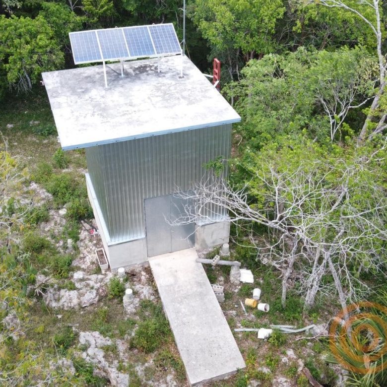 Caseta con panel solar en medio de la selva