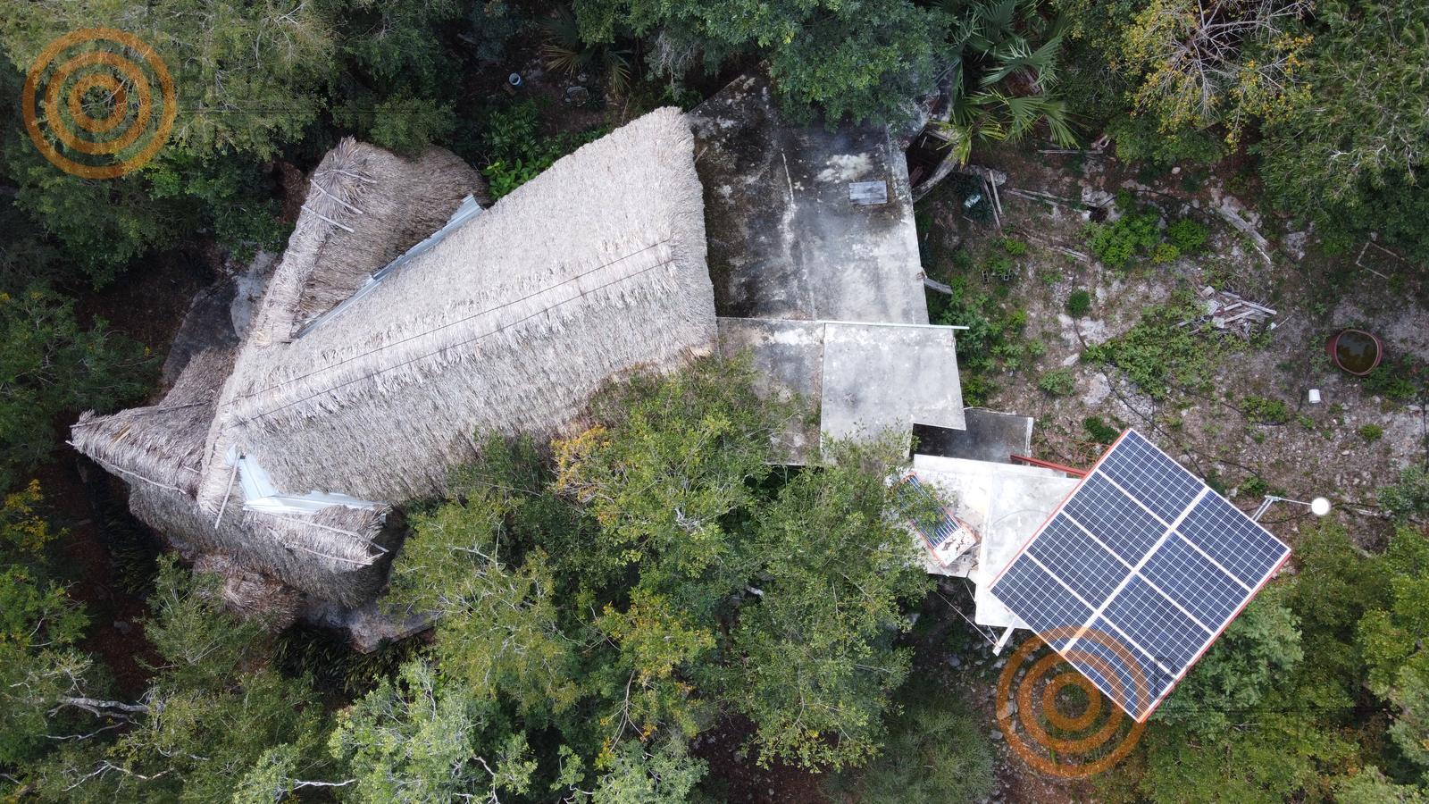 bre-rv-tixcalcupul-380-12 Vista aérea de la palapa y un panel solar entre la selva