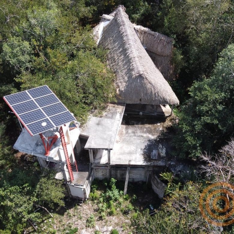 Vista aérea de la palapa principal con panel solar