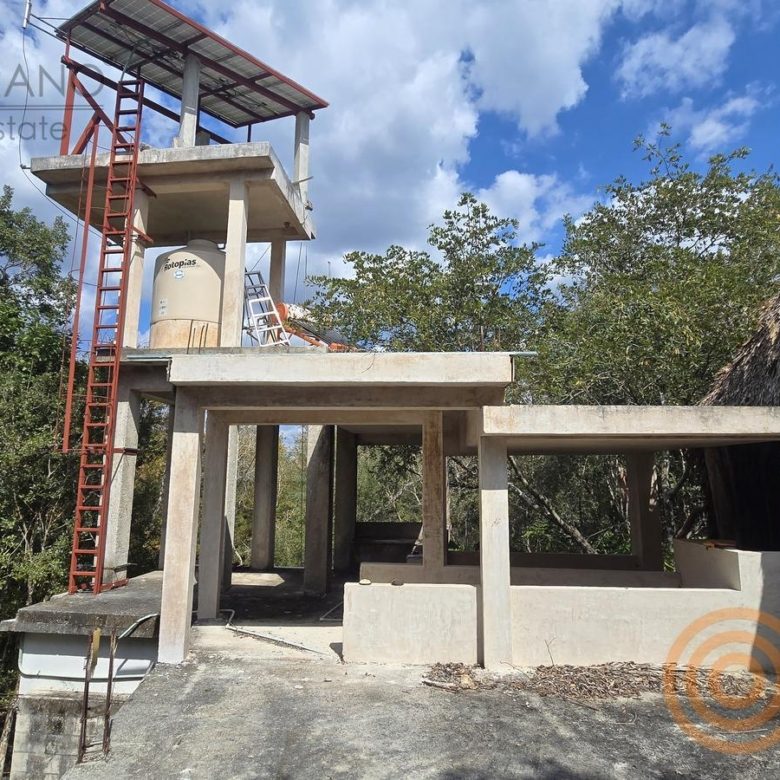 Torre de servicios y área social de concreto en el rancho