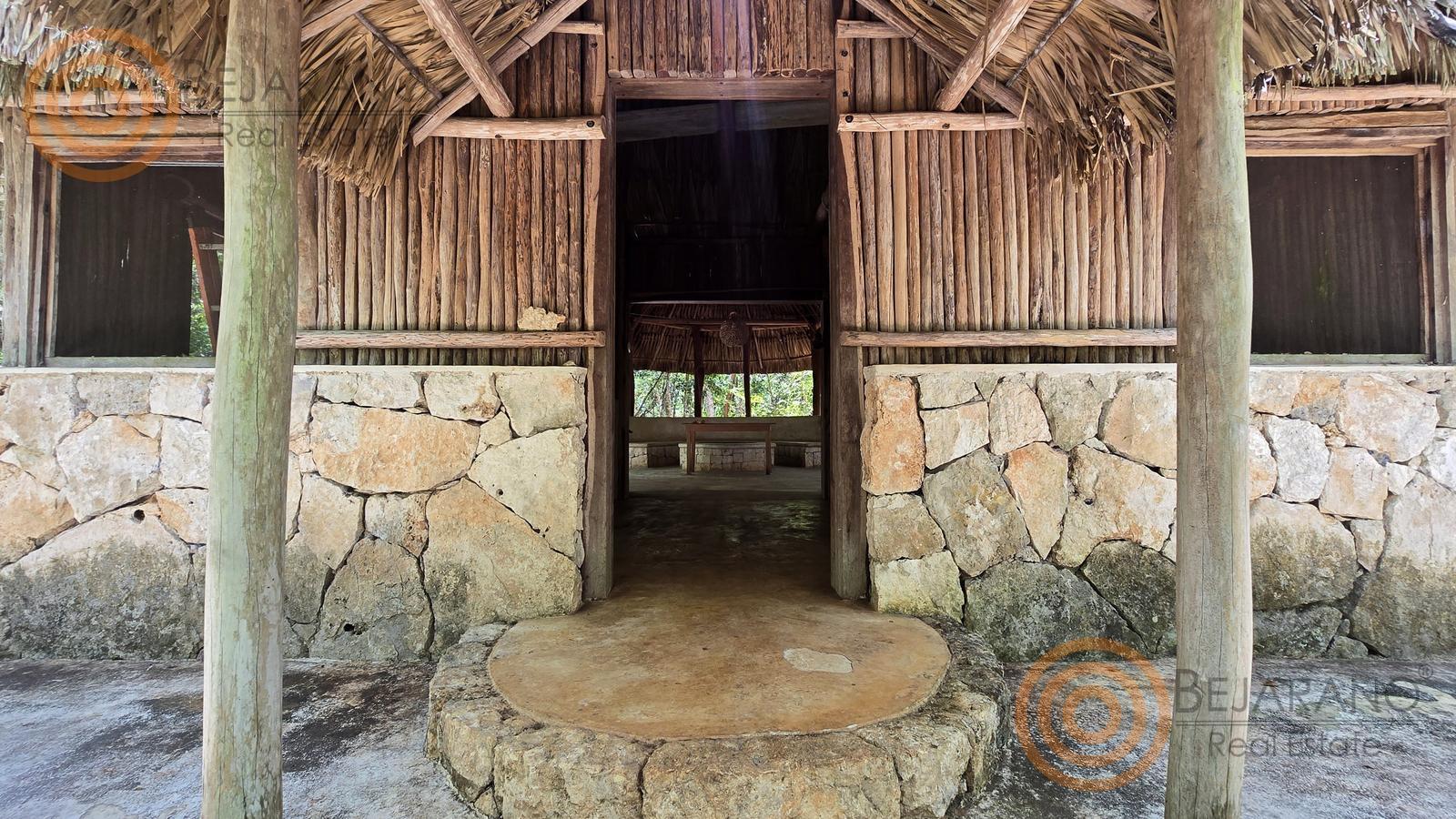 bre-rv-tixcalcupul-380-18 Entrada de la palapa con muros de piedra y madera