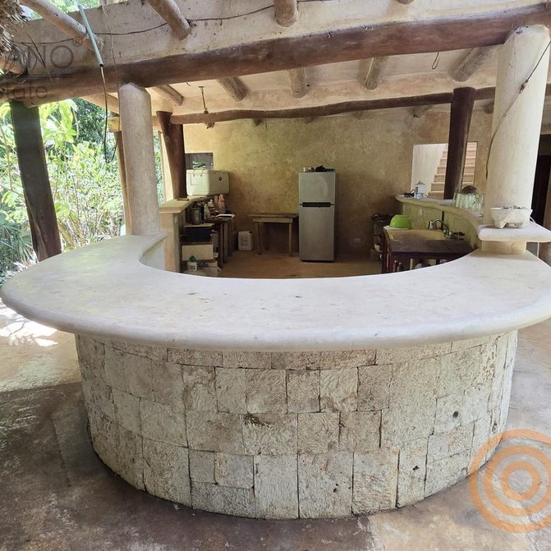 Barra circular de piedra y cocina de la palapa