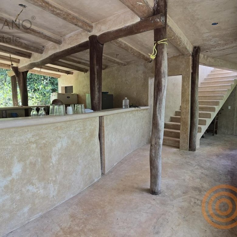 Barra y escalera interior de la palapa principal