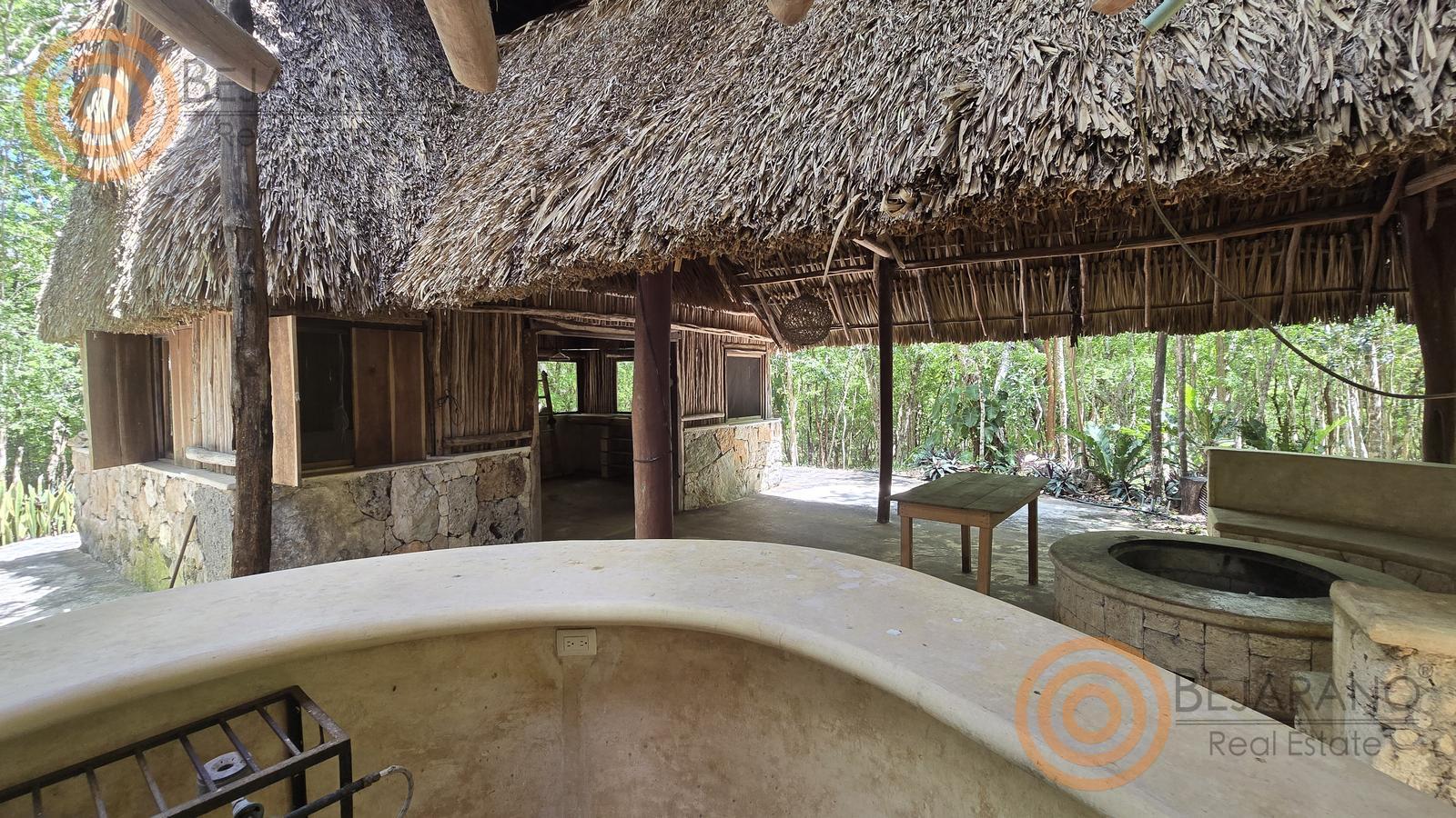 bre-rv-tixcalcupul-380-23 Barra de la palapa vista desde el interior bajo el techo de huano
