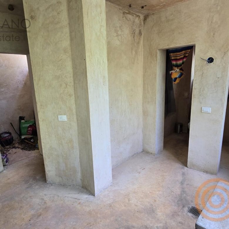 Baños con puertas de madera del área social