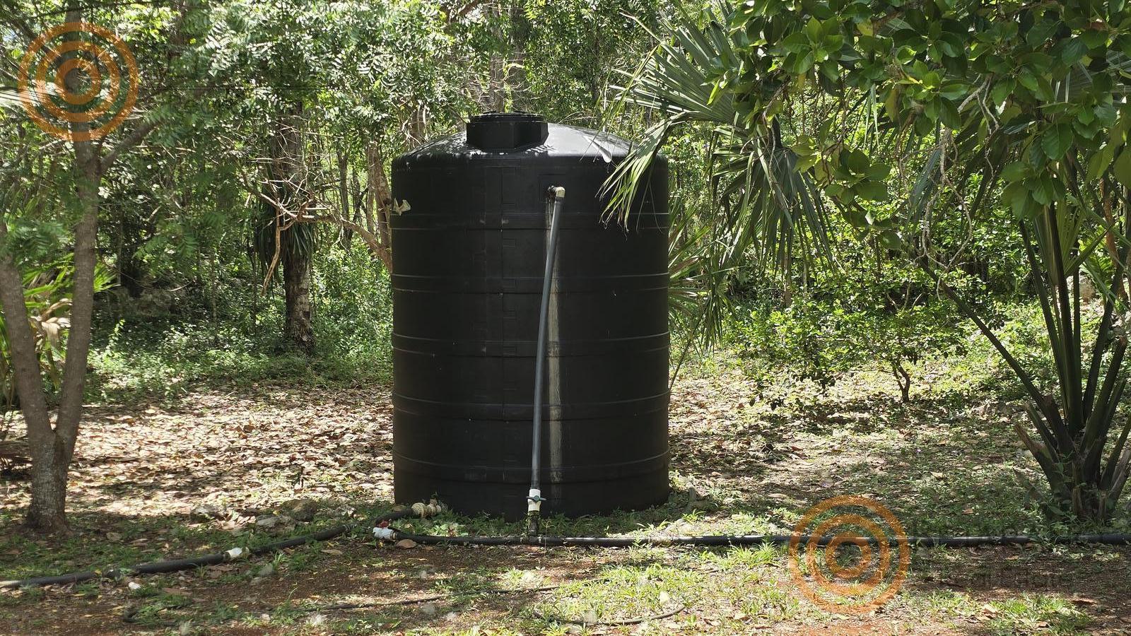 bre-rv-tixcalcupul-380-35 Tanque negro de almacenamiento de agua en el huerto