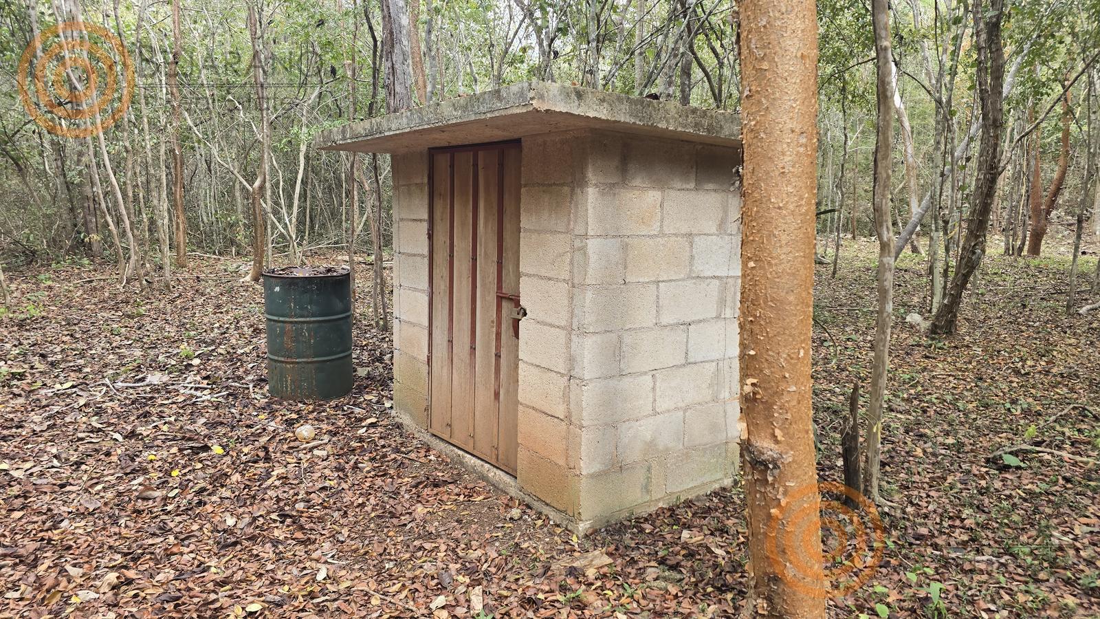 bre-rv-tixcalcupul-380-38 Cuarto de servicio de block junto a un tambo de agua