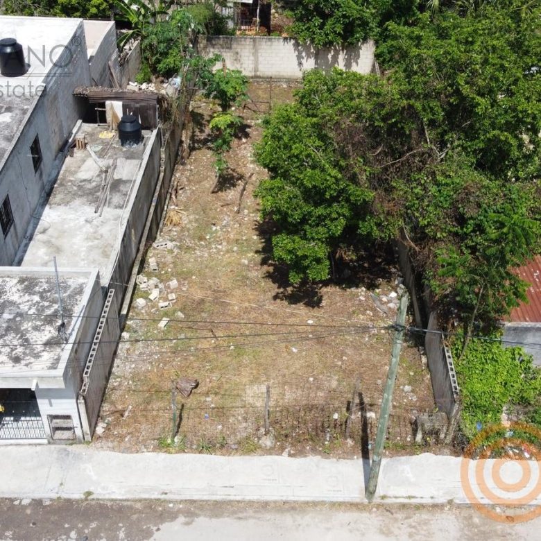 Vista aérea del terreno bardeado entre construcciones vecinas