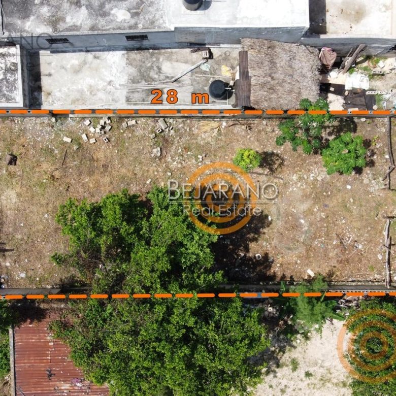 Vista aérea con las medidas del terreno: 10 m de frente por 28.8 m de fondo