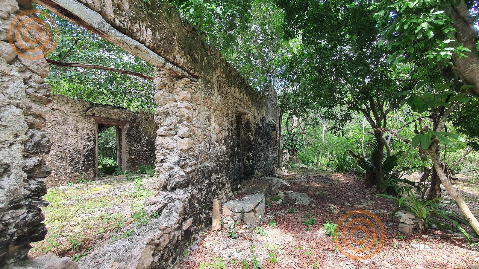 bre-tix-001-08 Muros de piedra de la hacienda de más de 200 años