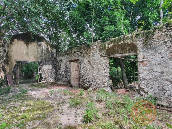 Ruinas del casco de la hacienda con arcos de piedra