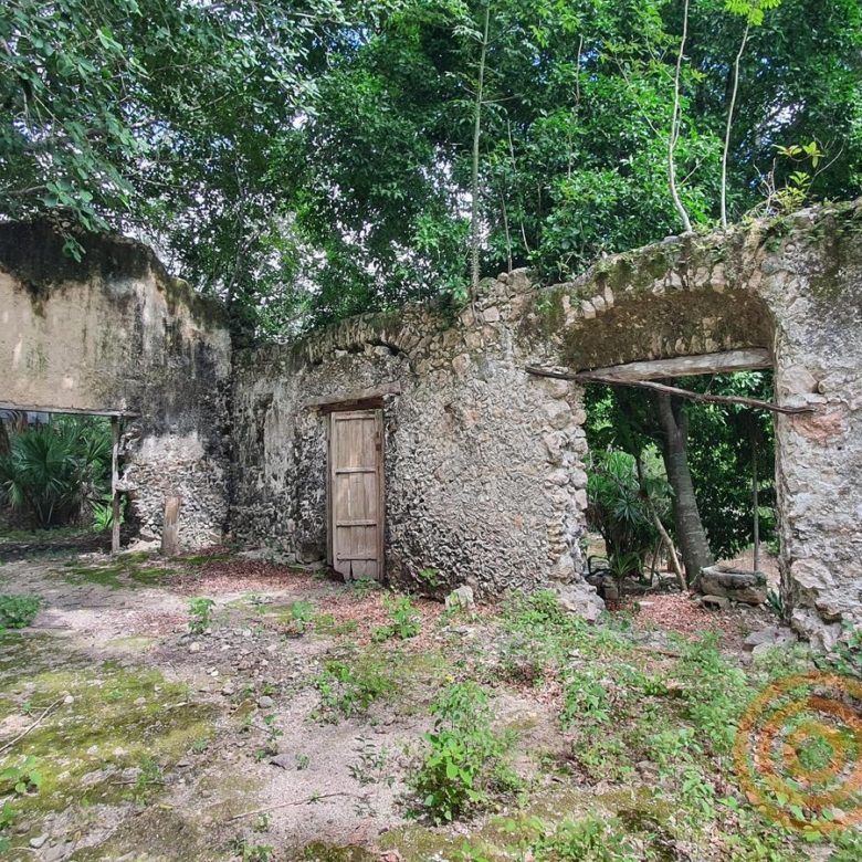 Ruinas del casco de la hacienda con arcos de piedra