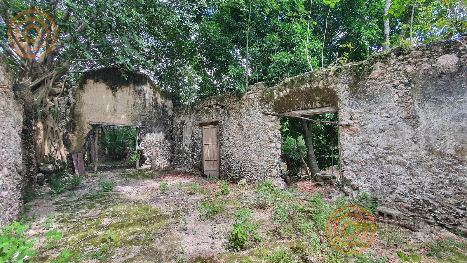 bre-tix-001-09 Ruinas del casco de la hacienda con arcos de piedra