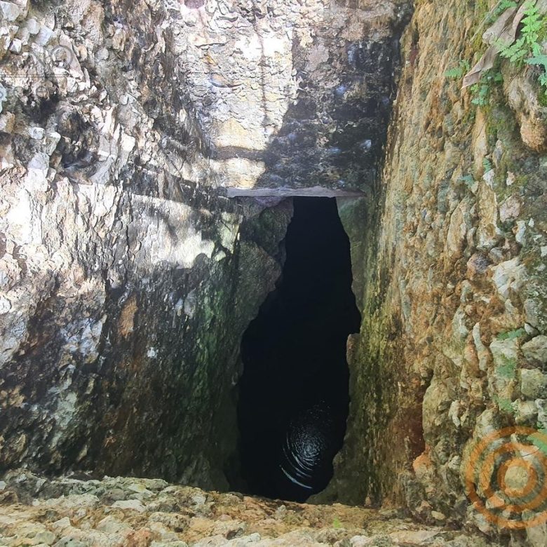 Entrada en piedra de una construcción de la hacienda