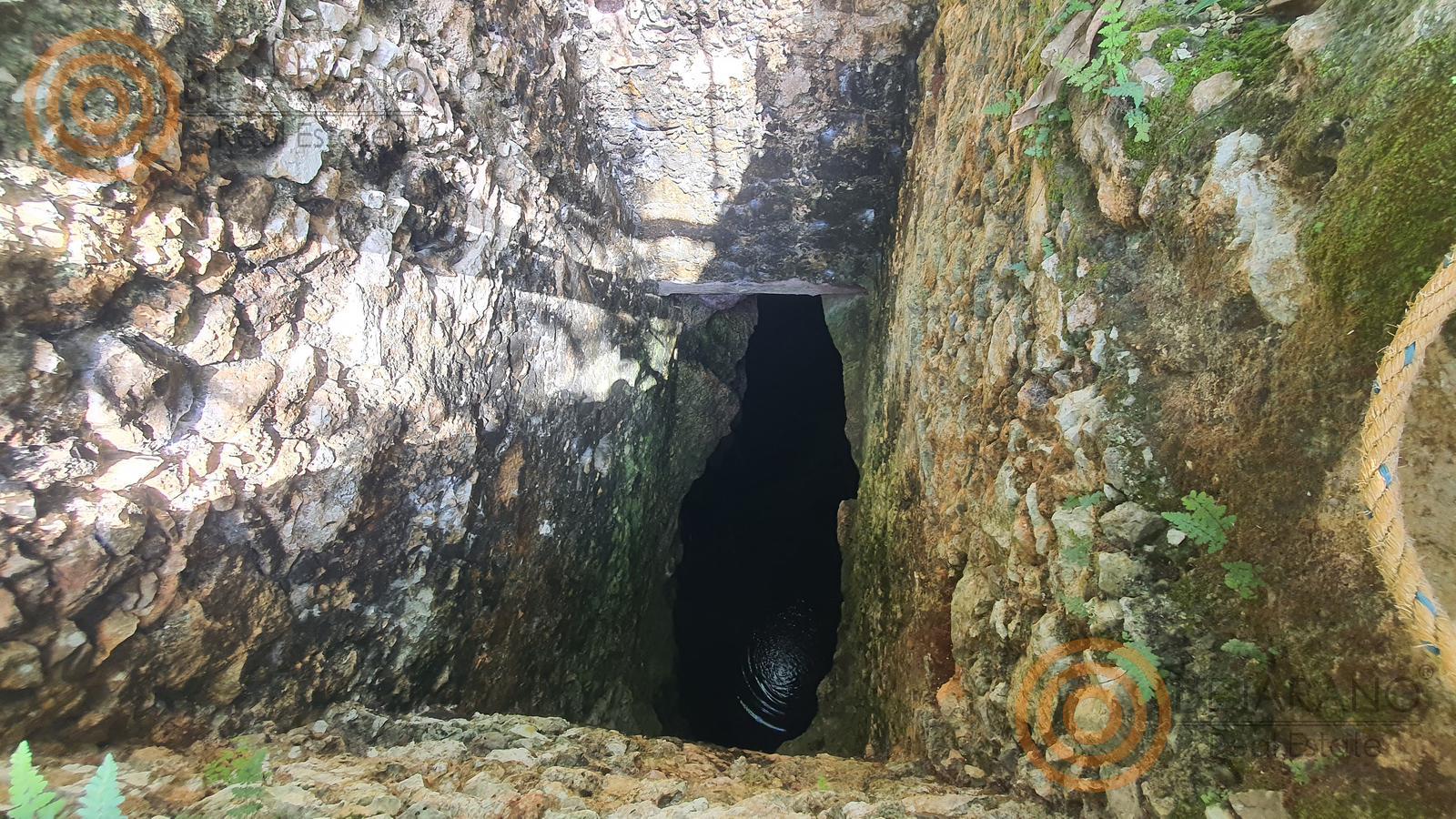 bre-tix-001-14 Entrada en piedra de una construcción de la hacienda