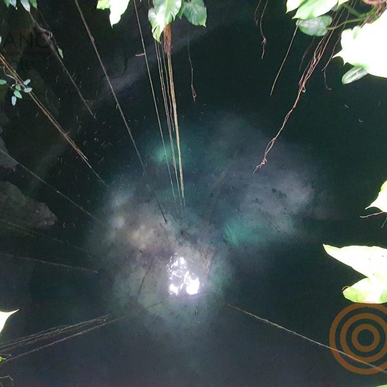 Haz de luz que entra al cenote