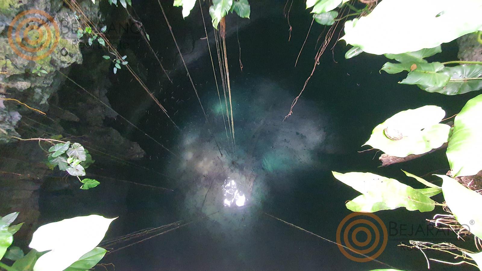 bre-tix-001-17 Haz de luz que entra al cenote