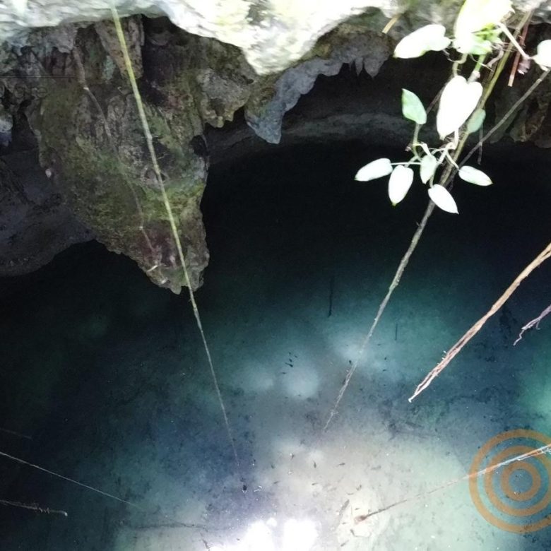 Cenote con agua azul bajo la cueva