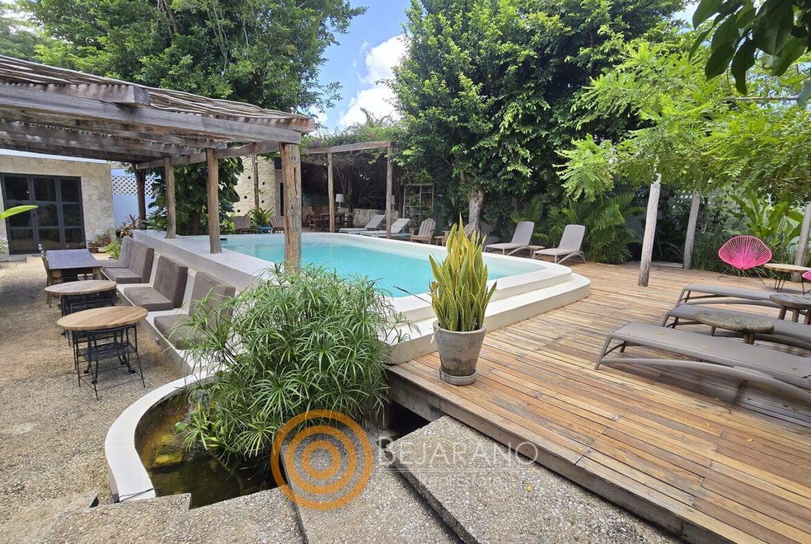 Alberca con terraza de madera y pérgola en casa en venta en Valladolid, Yucatán