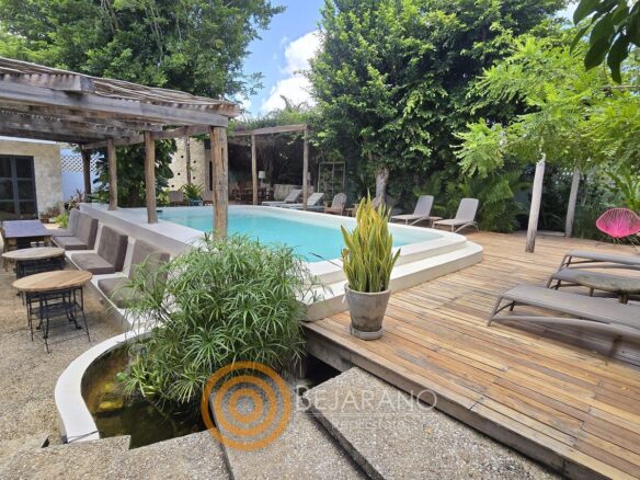 Alberca con terraza de madera y pérgola en casa en venta en Valladolid, Yucatán