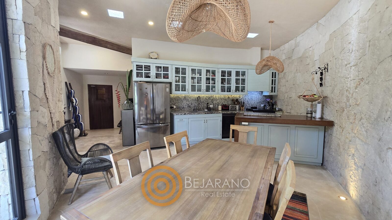 bre-cv-petanka-02 Cocina con comedor de madera y muro de piedra en Valladolid