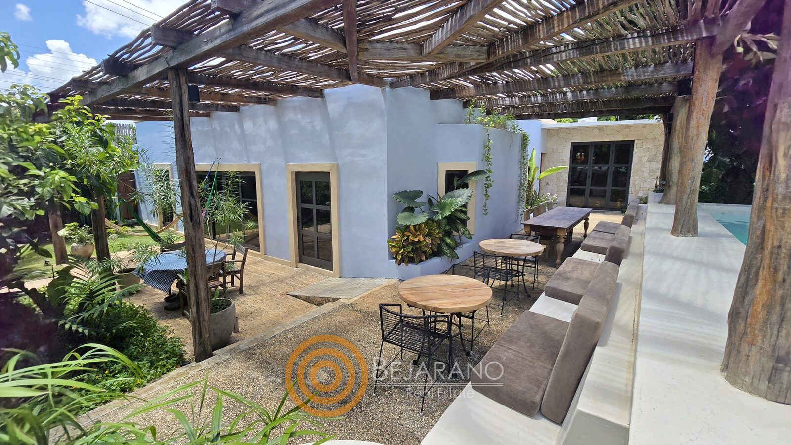 bre-cv-petanka-03 Terraza techada con pérgola de carrizo y mesas junto a la casa