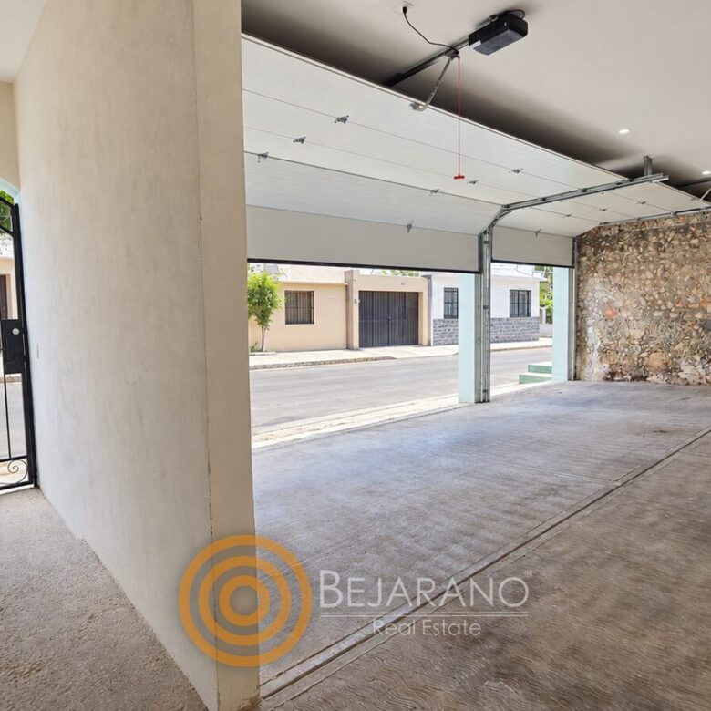 Cochera techada con portón eléctrico y reja de acceso peatonal