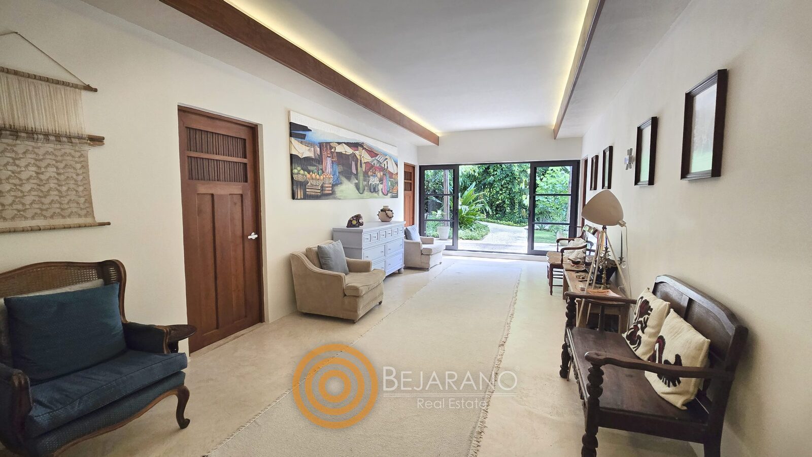 bre-cv-petanka-10 Estancia alargada con bancas de madera y ventanal al jardín