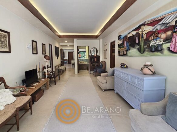 Galería interior con mural de colores y cómoda azul