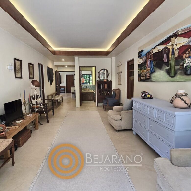 Galería interior con mural de colores y cómoda azul