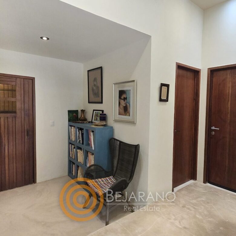 Vestíbulo con puertas de madera y librero de casa en Valladolid