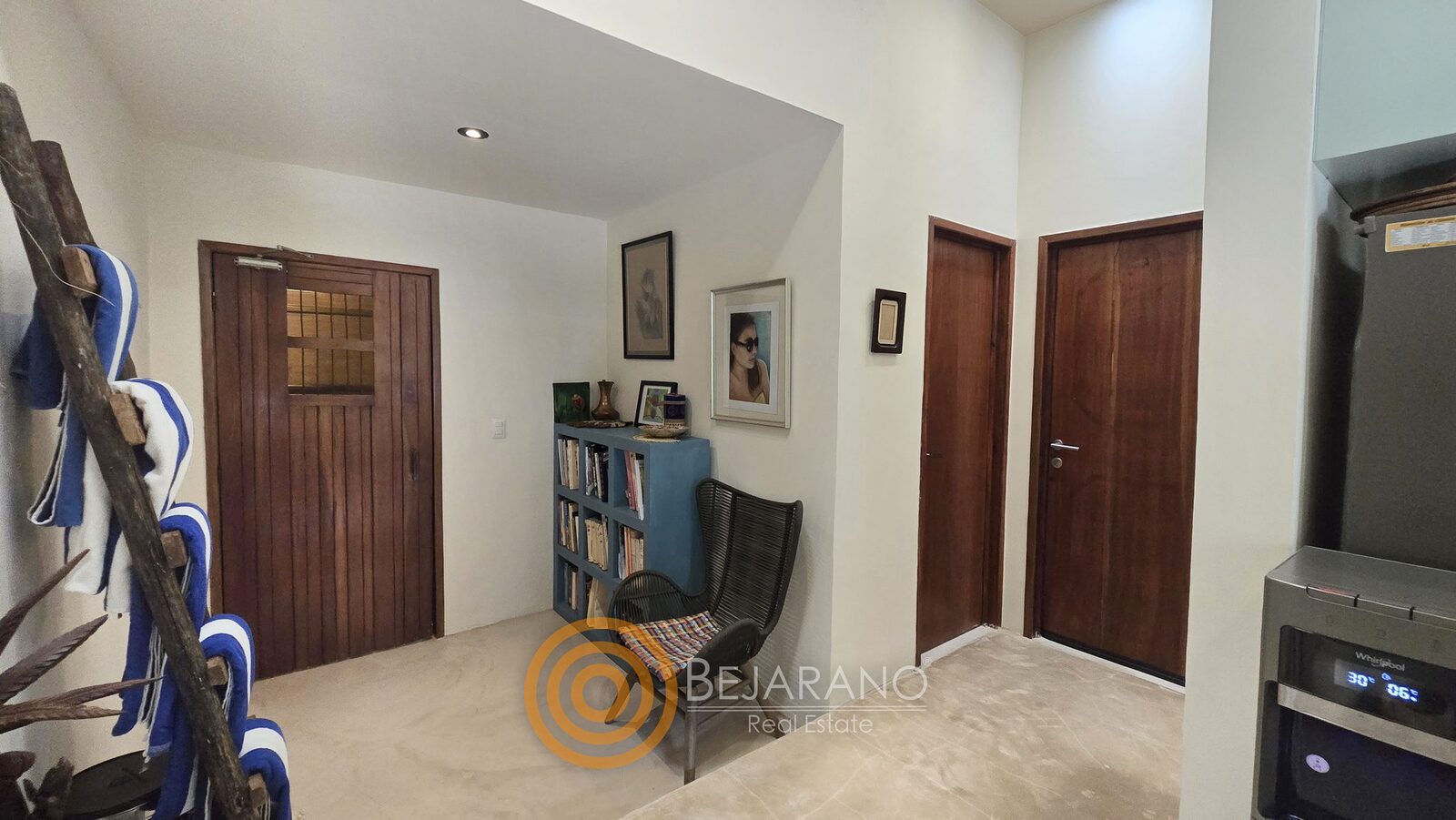 bre-cv-petanka-12 Vestíbulo con puertas de madera y librero de casa en Valladolid