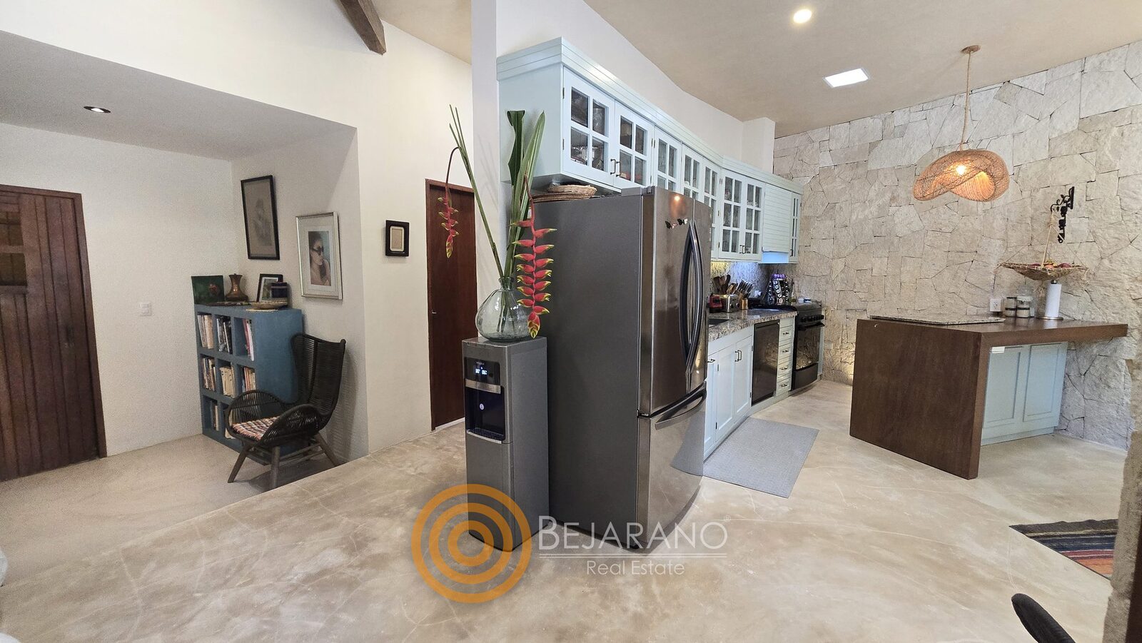 bre-cv-petanka-14 Cocina con refrigerador de acero inoxidable y barra de madera